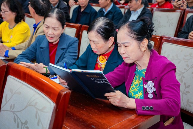 Cử tri kỳ vọng vào chương trình hành động của ông Vũ Văn Tiến Cử tri kỳ vọng vào chương trình hành động của ông Vũ Văn Tiến