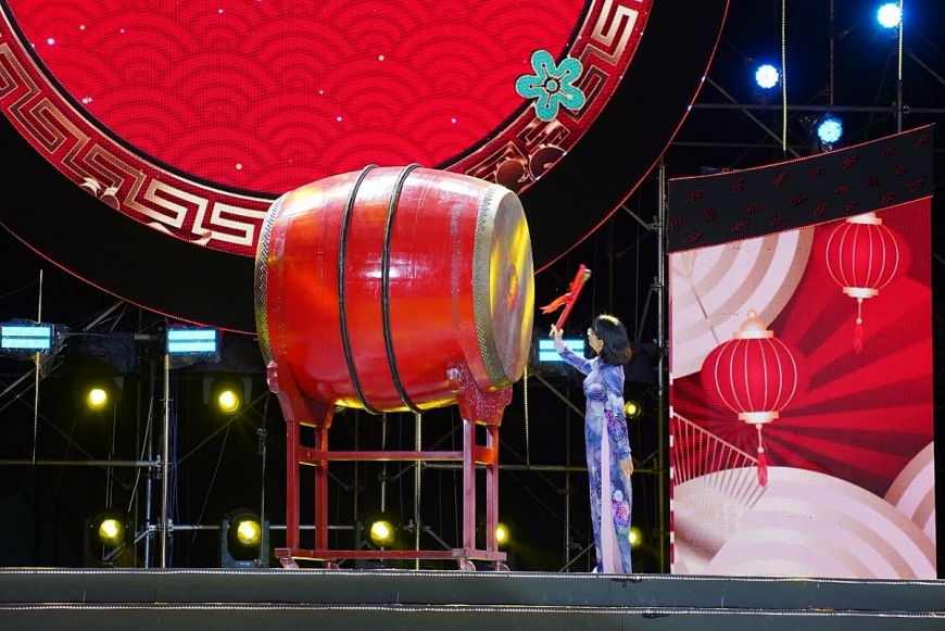 Ba hồi trống khai mạc Lễ hội Nguyên Tiêu tượng trưng cho sự giao hòa Thiên – Địa – Nhân, gửi gắm ước vọng về một năm mới bình an, thịnh vượng và hanh thông Ba hồi trống khai mạc Lễ hội Nguyên Tiêu tượng trưng cho sự giao hòa Thiên – Địa – Nhân, gửi gắm ước vọng về một năm mới bình an, thịnh vượng và hanh thông