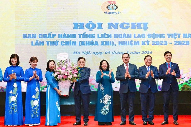Ông Nguyễn Anh Tuấn được bầu giữ chức Chủ tịch Tổng LĐLĐ Việt Nam Ông Nguyễn Anh Tuấn được bầu giữ chức Chủ tịch Tổng LĐLĐ Việt Nam