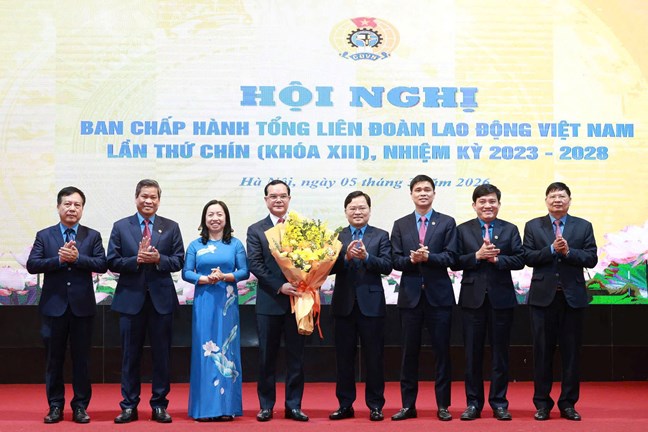 Ông Nguyễn Anh Tuấn được bầu giữ chức Chủ tịch Tổng LĐLĐ Việt Nam Ông Nguyễn Anh Tuấn được bầu giữ chức Chủ tịch Tổng LĐLĐ Việt Nam