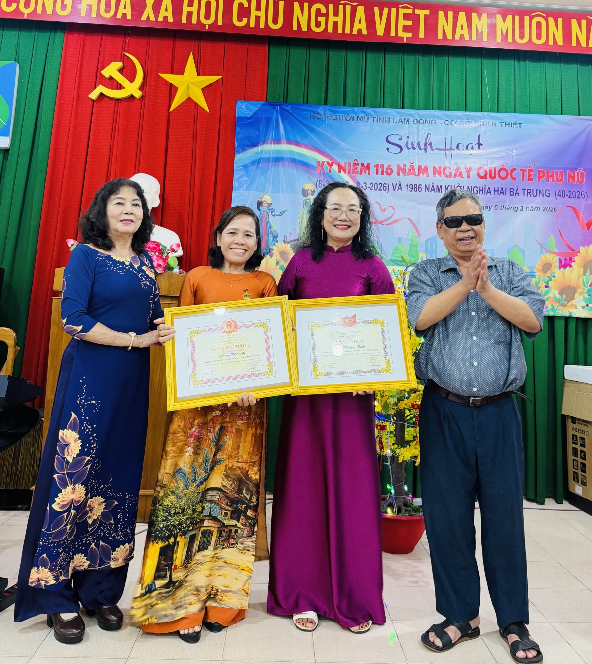 Ông Nguyễn Văn Tiết, Phó Chủ tịch Hội Người mù Lâm Đồng trao kỷ niêm chương và Bằng khen của TW Hội Người mù Vn cho cá nhân luôn đồng hành hỗ trợ hoạt động của Hội