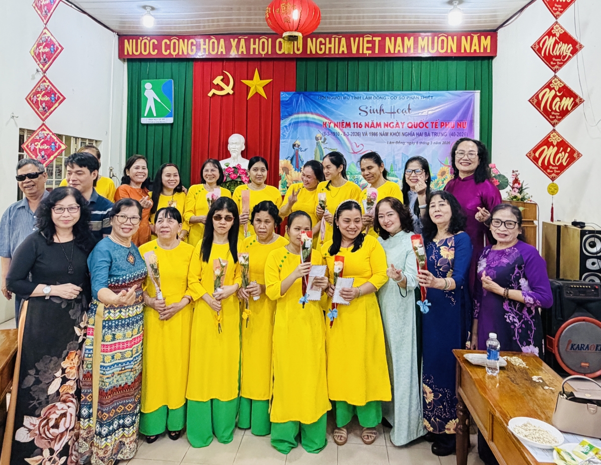 MTQ tặng quà cho chị em mù ở Hội Người mù Lamm Đồng