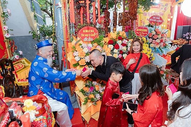 Con cháu mừng thọ và nhận lộc từ cụ Thượng. Con cháu mừng thọ và nhận lộc từ cụ Thượng.
