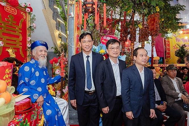 Các đồng chí lãnh đạo phường Phong Cốc đến mừng Thọ và chụp ảnh lưu niệm cùng cụ Thượng. Các đồng chí lãnh đạo phường Phong Cốc đến mừng Thọ và chụp ảnh lưu niệm cùng cụ Thượng.