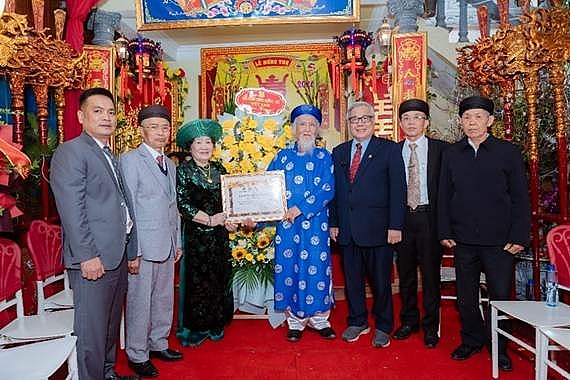 Giáo sư, Tiến sỹ khoa học Vũ Minh Giang, Phó Chủ tịch Hội Khoa học Lịch sử Việt Nam. Chủ tịch Hội đồng dòng họ Vũ – Võ Việt Nam (người thứ 3 từ phải sang) trao bằng Vũ tộc tinh hoa cho vợ chồng cụ Vũ Văn Oanh tại lễ mừng thọ. Giáo sư, Tiến sỹ khoa học Vũ Minh Giang, Phó Chủ tịch Hội Khoa học Lịch sử Việt Nam. Chủ tịch Hội đồng dòng họ Vũ – Võ Việt Nam (người thứ 3 từ phải sang) trao bằng Vũ tộc tinh hoa cho vợ chồng cụ Vũ Văn Oanh tại lễ mừng thọ.