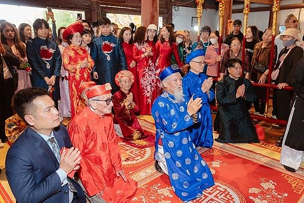 Cụ Vũ Văn Oanh cùng hai anh và em gái làm lễ tại miếu đường Tiên Công, phường Phong Cốc. Cụ Vũ Văn Oanh cùng hai anh và em gái làm lễ tại miếu đường Tiên Công, phường Phong Cốc.