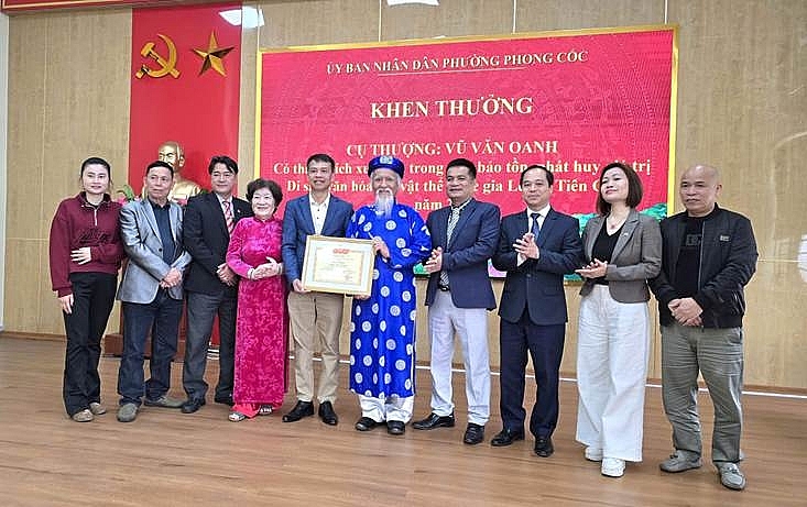 Ông Vũ Đức Hào, Phó Bí thư Thường trực Đảng ủy phường Phong Cốc(người thứ 5 từ trái sang) trao giấy khen của UBND phường Phong Cốc cho cụ thượng Vũ Văn Oanh vì có thành tích xuất sắc trong việc bảo tồn, phát huy giá trị Di sản văn hóa phi vật thể quốc gia Lễ hội Tiên Công năm 2026. Ông Vũ Đức Hào, Phó Bí thư Thường trực Đảng ủy phường Phong Cốc(người thứ 5 từ trái sang) trao giấy khen của UBND phường Phong Cốc cho cụ thượng Vũ Văn Oanh vì có thành tích xuất sắc trong việc bảo tồn, phát huy giá trị Di sản văn hóa phi vật thể quốc gia Lễ hội Tiên Công năm 2026.
