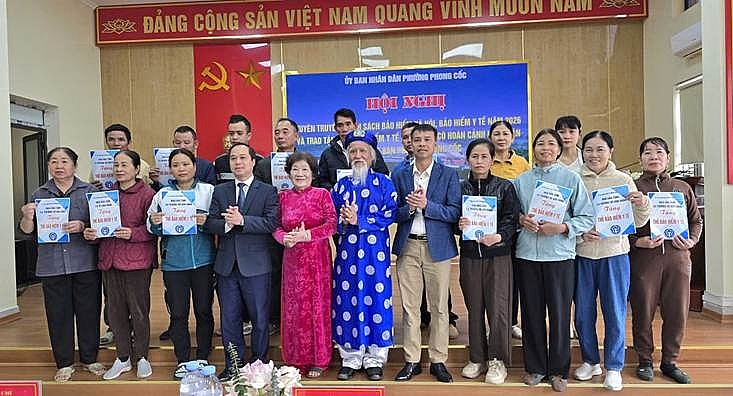 Cụ thượng Vũ Văn Oanh và cụ bà Trần Thị Kính, trao 39 thẻ bảo hiểm Y tế cho 39 cá nhân có hoàn cảnh khó khăn của phường Phong Cốc. Cụ thượng Vũ Văn Oanh và cụ bà Trần Thị Kính, trao 39 thẻ bảo hiểm Y tế cho 39 cá nhân có hoàn cảnh khó khăn của phường Phong Cốc.