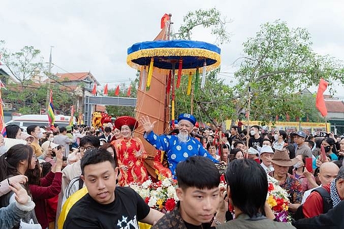 Cụ Vũ Văn Oanh được con, cháu và dòng họ rước lên miếu Tiên Công . Cụ Vũ Văn Oanh được con, cháu và dòng họ rước lên miếu Tiên Công .