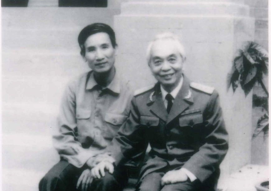 Đại tá Trần Duy Khuông với Đại tướng Võ Nguyên Giáp. Đại tá
