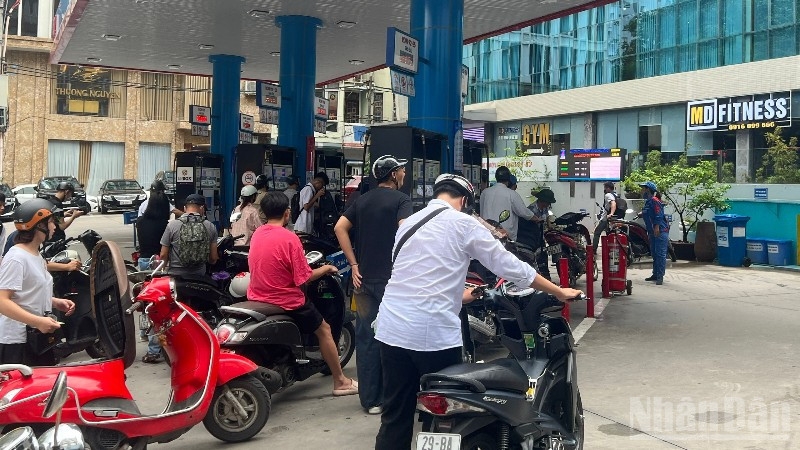 Người dân mua xăng tại một cửa hàng bán lẻ ở Hà Nội trong bối cảnh giá xăng dầu trong nước biến động mạnh theo thị trường thế giới