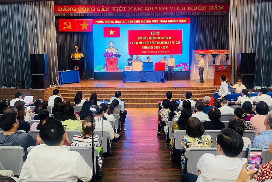 Hội nghị không chỉ giúp các thành viên nắm vững quy định của pháp luật về bầu cử mà còn nâng cao kỹ năng thực hành, tinh thần trách nhiệm và sự chủ động trong quá trình thực hiện nhiệm vụ. Đây là bước chuẩn bị quan trọng để Ngày bầu cử đại biểu Quốc hội khóa XVI và đại biểu HĐND các cấp nhiệm kỳ 2026 – 2031 trên địa bàn phường Tân Hưng diễn ra đúng luật, an toàn, dân chủ và thành công tốt đẹp Hội nghị không chỉ giúp các thành viên nắm vững quy định của pháp luật về bầu cử mà còn nâng cao kỹ năng thực hành, tinh thần trách nhiệm và sự chủ động trong quá trình thực hiện nhiệm vụ. Đây là bước chuẩn bị quan trọng để Ngày bầu cử đại biểu Quốc hội khóa XVI và đại biểu HĐND các cấp nhiệm kỳ 2026 – 2031 trên địa bàn phường Tân Hưng diễn ra đúng luật, an toàn, dân chủ và thành công tốt đẹp