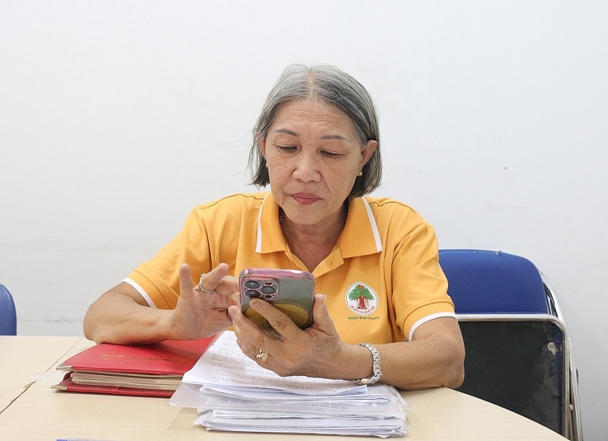 Bà Nguyễn Kim Hên, Chủ tịch Hội Người cao tuổi phường Thạnh Mỹ Tây, TP. Hồ Chí Minh Bà Nguyễn Kim Hên, Chủ tịch Hội Người cao tuổi phường Thạnh Mỹ Tây, TP. Hồ Chí Minh