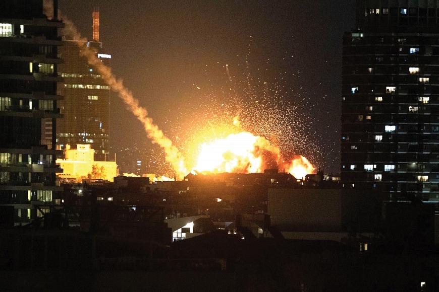 Khói lửa bốc lên dữ dội sau vụ nổ do tên lửa phóng xuống thành phố Tel Aviv, Israel ngày 28-2-2026. Xung đột giữa Mỹ, Israel và Iran