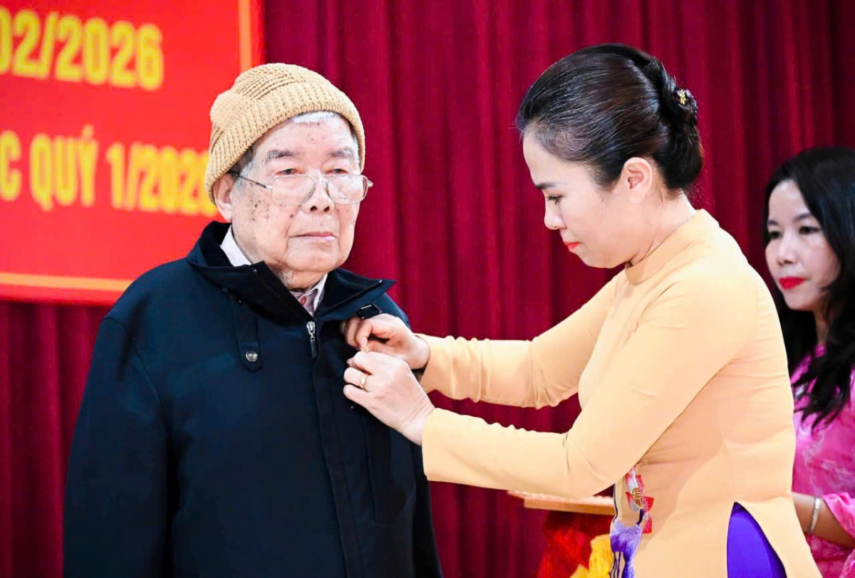 Đồng chí Võ Thị Minh Sinh – Phó Bí thư Tỉnh ủy, Chủ tịch Ủy ban Mặt trận Tổ quốc Việt Nam tỉnh, Trưởng Đoàn đại biểu Quốc hội tỉnh đến dự và trực tiếp trao Huy hiệu Đảng cho các đảng viên Đồng chí Võ Thị Minh Sinh – Phó Bí thư Tỉnh ủy, Chủ tịch Ủy ban Mặt trận Tổ quốc Việt Nam tỉnh, Trưởng Đoàn đại biểu Quốc hội tỉnh đến dự và trực tiếp trao Huy hiệu Đảng cho các đảng viên