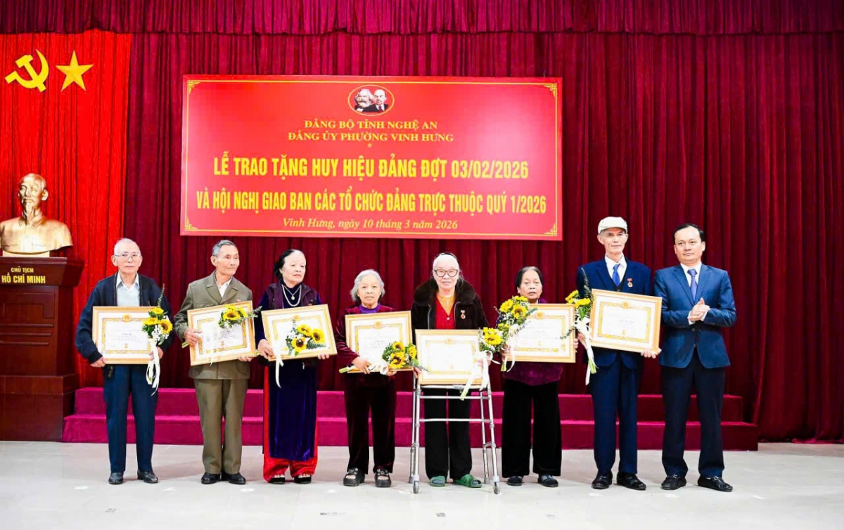 Những tấm Huy hiệu Đảng được trao không chỉ ghi nhận quá trình phấn đấu, rèn luyện và cống hiến bền bỉ của các đảng viên mà còn là biểu tượng cao quý của lòng trung thành, bản lĩnh chính trị và tinh thần kiên định với lý tưởng của Đảng. Những tấm Huy hiệu Đảng được trao không chỉ ghi nhận quá trình phấn đấu, rèn luyện và cống hiến bền bỉ của các đảng viên mà còn là biểu tượng cao quý của lòng trung thành, bản lĩnh chính trị và tinh thần kiên định với lý tưởng của Đảng.