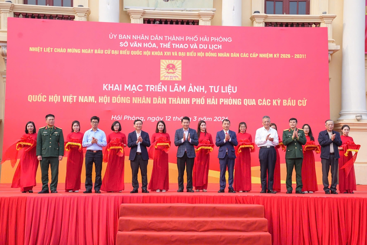 Các đại biểu cắt băng khai mạc Triển lãm.