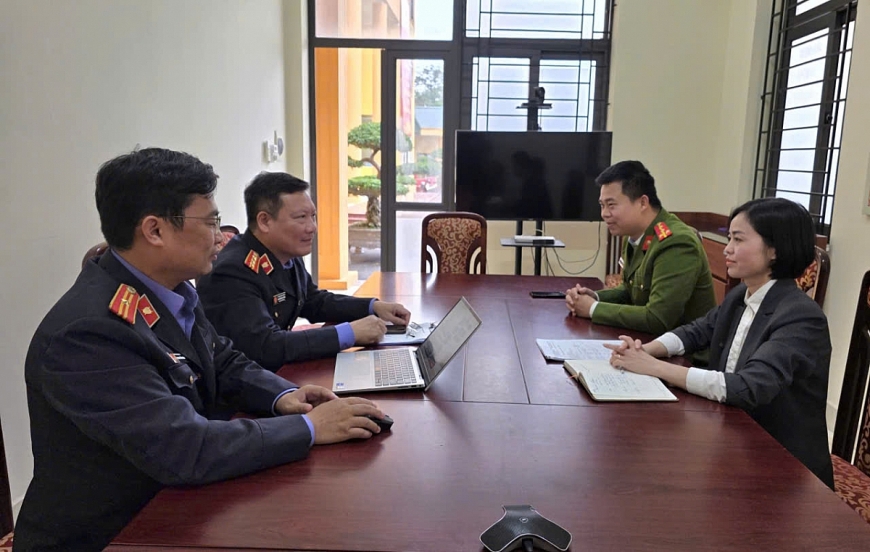 Cán bộ Viện Kiểm sát nhân dân khu vực 2 tỉnh Quảng làm việc với phường Hà An bàn thống nhất giải quyết những vướng mắc về hộ tịch, hộ khẩu với những trường hợp yếu thế trên địa bàn phường. Cán bộ Viện Kiểm sát nhân dân khu vực 2 tỉnh Quảng làm việc với phường Hà An bàn thống nhất giải quyết những vướng mắc về hộ tịch, hộ khẩu với những trường hợp yếu thế trên địa bàn phường.
