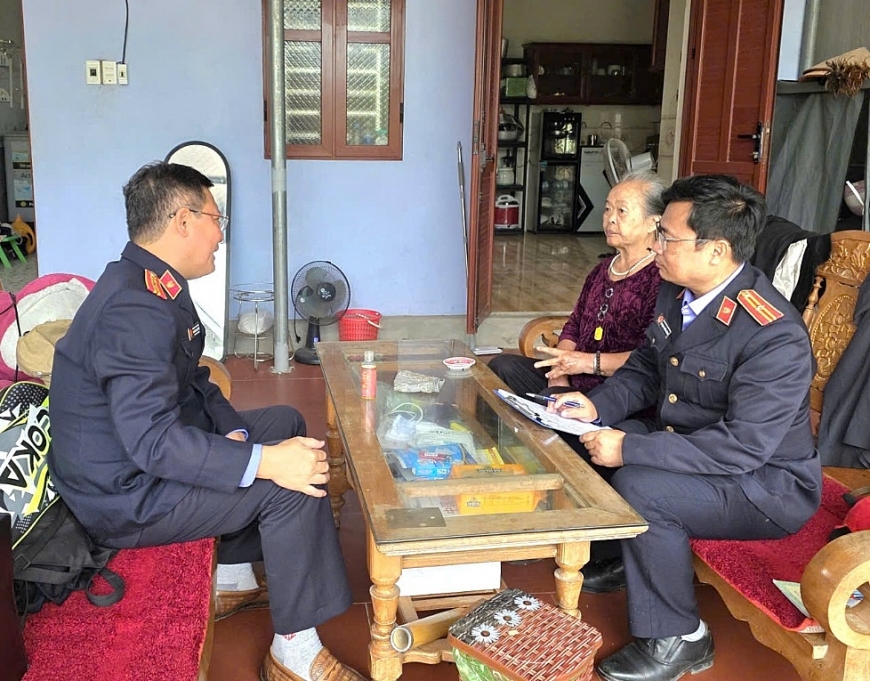 Cán bộ Viện Kiểm sát khu vực 2, tỉnh Quảng Ninh, đến gia đình bà Nguyễn Thị Kế, xác minh lập hồ sơ để hoàn thiện thủ tục đăng ký, cấp lại giấy khai sinh cho bà Kế. Cán bộ Viện Kiểm sát khu vực 2, tỉnh Quảng Ninh, đến gia đình bà Nguyễn Thị Kế, xác minh lập hồ sơ để hoàn thiện thủ tục đăng ký, cấp lại giấy khai sinh cho bà Kế.