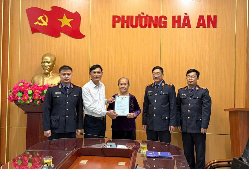 Ông Trần Đình Phượng, Phó Chủ tịch UBND phường Hà An cùng đại diện lãnh đạo, kiểm sát viên Viện Kiểm sát khu vực 2, tỉnh Quảng Ninh trao giấy khai sinh cho bà Nguyễn Thị Kế. Ông Trần Đình Phượng, Phó Chủ tịch UBND phường Hà An cùng đại diện lãnh đạo, kiểm sát viên Viện Kiểm sát khu vực 2, tỉnh Quảng Ninh trao giấy khai sinh cho bà Nguyễn Thị Kế.