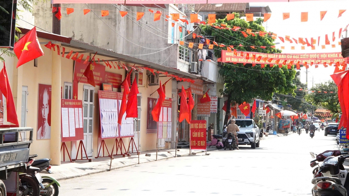 Trên nhiều tuyến phố của thành phố Hải Phòng, cờ Tổ quốc, pano, khẩu hiệu tuyên truyền về bầu cử được treo trang trọng, tạo nên không khí rộn ràng trước sự kiện chính trị quan trọng của đất nước Trên nhiều tuyến phố của thành phố Hải Phòng, cờ Tổ quốc, pano, khẩu hiệu tuyên truyền về bầu cử được treo trang trọng, tạo nên không khí rộn ràng trước sự kiện chính trị quan trọng của đất nước