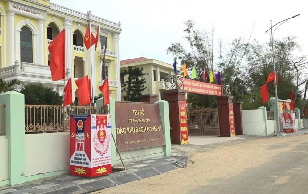 Không chỉ trên đất liền, tại đảo Bạch Long Vĩ, hòn đảo xa nhất của Vịnh Bắc Bộ, công tác chuẩn bị cho ngày bầu cử cũng đang được hoàn tất. Không chỉ trên đất liền, tại đảo Bạch Long Vĩ, hòn đảo xa nhất của Vịnh Bắc Bộ, công tác chuẩn bị cho ngày bầu cử cũng đang được hoàn tất.
