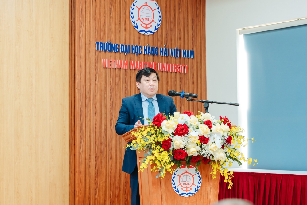 Ông Hoàng Hồng Giang - Phó Cục trưởng Cục Hàng hải và Đường thủy Việt Nam phát biểu tại Phiên Khai mạc Ông Hoàng Hồng Giang - Phó Cục trưởng Cục Hàng hải và Đường thủy Việt Nam phát biểu tại Phiên Khai mạc
