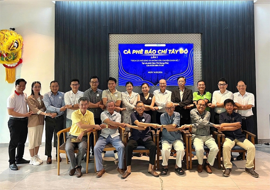 Đại biểu, nhà báo và doanh nghiệp chụp ảnh lưu niệm tại chương trình Cà phê Báo chí Tây Đô. Đại biểu, nhà báo và doanh nghiệp chụp ảnh lưu niệm tại chương trình Cà phê Báo chí Tây Đô.
