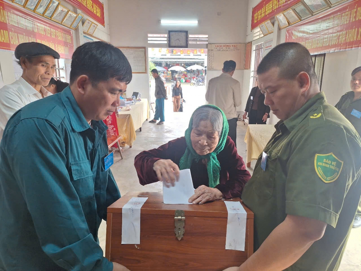 Cụ Nguyễn Thị Nhiệm chính tay mình bỏ lá phiếu vào hòm phiếu Cụ Nguyễn Thị Nhiệm chính tay mình bỏ lá phiếu vào hòm phiếu