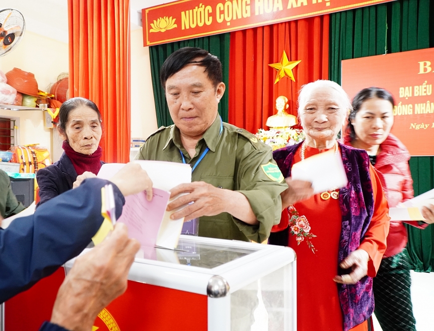 Người cao tuổi Hà Tĩnh gương mẫu thực hiện quyền công dân trong ngày hội bầu cử Người cao tuổi Hà Tĩnh gương mẫu thực hiện quyền công dân trong ngày hội bầu cử