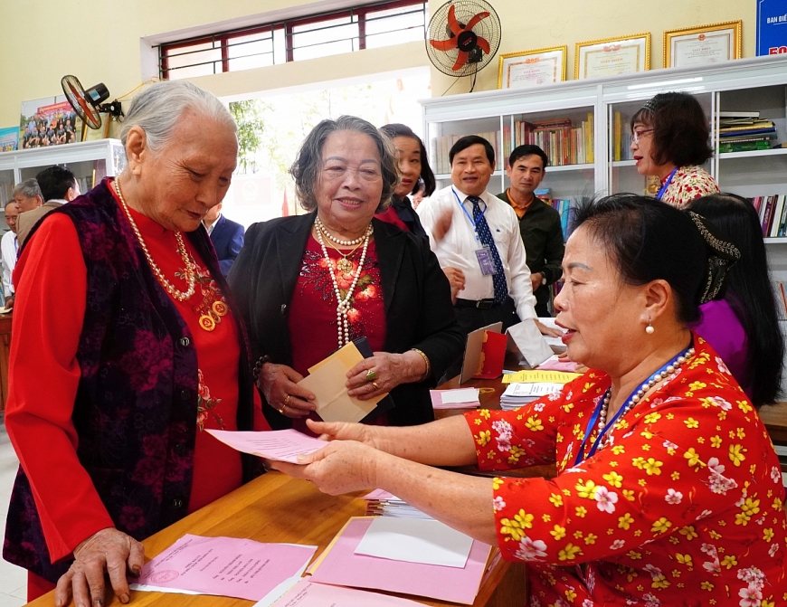 Người cao tuổi cùng con cháu tham gia bầu cử, thể hiện trách nhiệm và niềm tin đối với ngày hội của toàn dân. Người cao tuổi cùng con cháu tham gia bầu cử, thể hiện trách nhiệm và niềm tin đối với ngày hội của toàn dân.