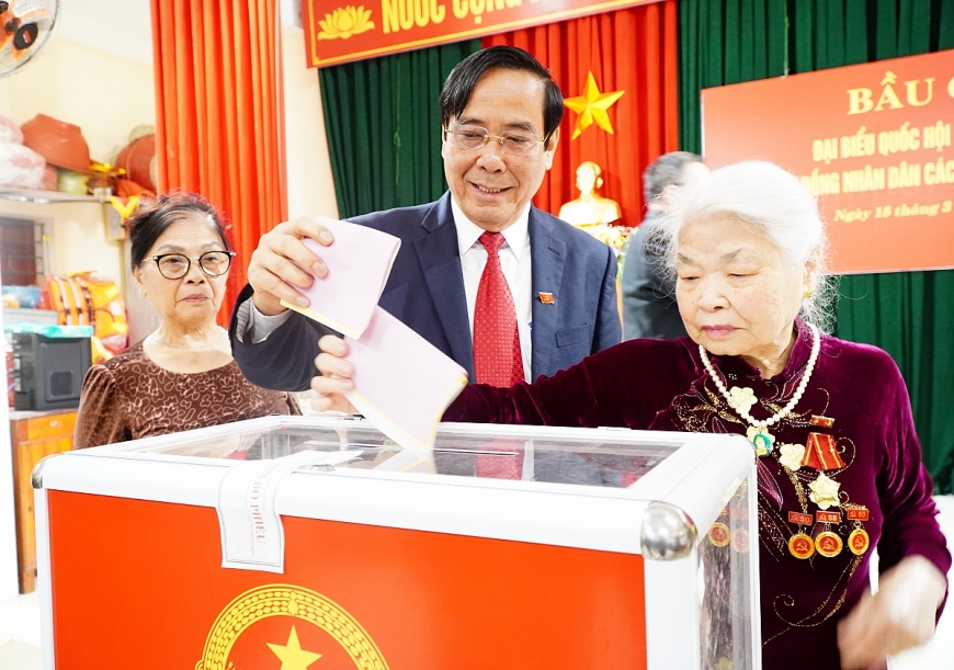 Ông Nguyễn Thanh Bình cùng các cử tri bỏ phiếu bầu. Ông Nguyễn Thanh Bình cùng các cử tri bỏ phiếu bầu.