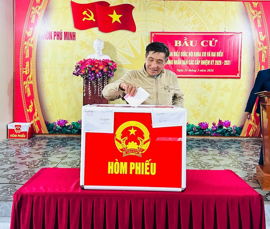 Cử tri thực hiện quyền và nghĩa vụ công dân. Cử tri thực hiện quyền và nghĩa vụ công dân.