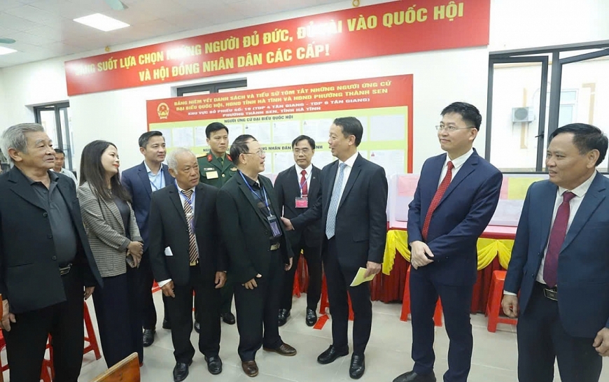 Phan Thiên Định – Chủ tịch UBND tỉn, ông Thái Sinh - Chủ tịch Hội NCT Hà Tĩnh cùng các cử tri dự lễ khai mạc tại khu vực bỏ phiếu số 19 ở nhà văn hóa TDP 6 - Tân Giang, phường Thành Sen. Phan Thiên Định – Chủ tịch UBND tỉn, ông Thái Sinh - Chủ tịch Hội NCT Hà Tĩnh cùng các cử tri dự lễ khai mạc tại khu vực bỏ phiếu số 19 ở nhà văn hóa TDP 6 - Tân Giang, phường Thành Sen.