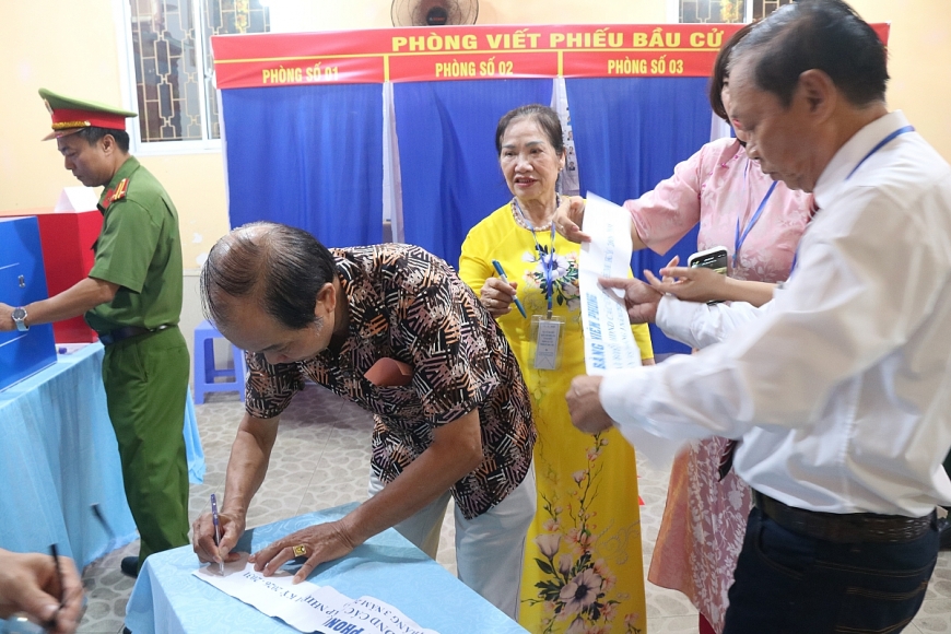 Phường Tân Hưng rộn ràng ngày hội bầu cử, người cao tuổi gương mẫu đi đầu