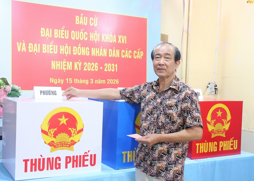 Phường Tân Hưng rộn ràng ngày hội bầu cử, người cao tuổi gương mẫu đi đầu