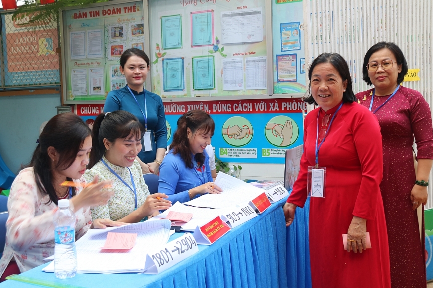 Phường Tân Hưng rộn ràng ngày hội bầu cử, người cao tuổi gương mẫu đi đầu