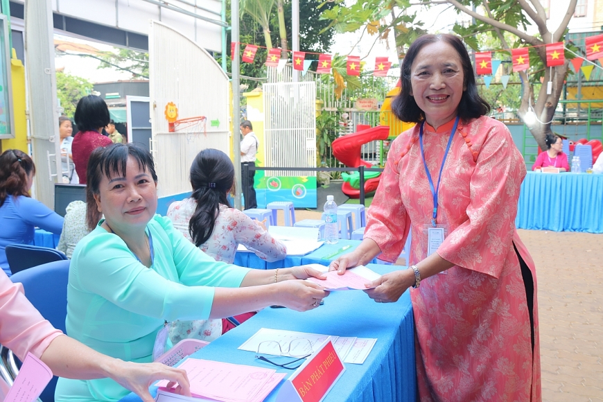 Phường Tân Hưng rộn ràng ngày hội bầu cử, người cao tuổi gương mẫu đi đầu