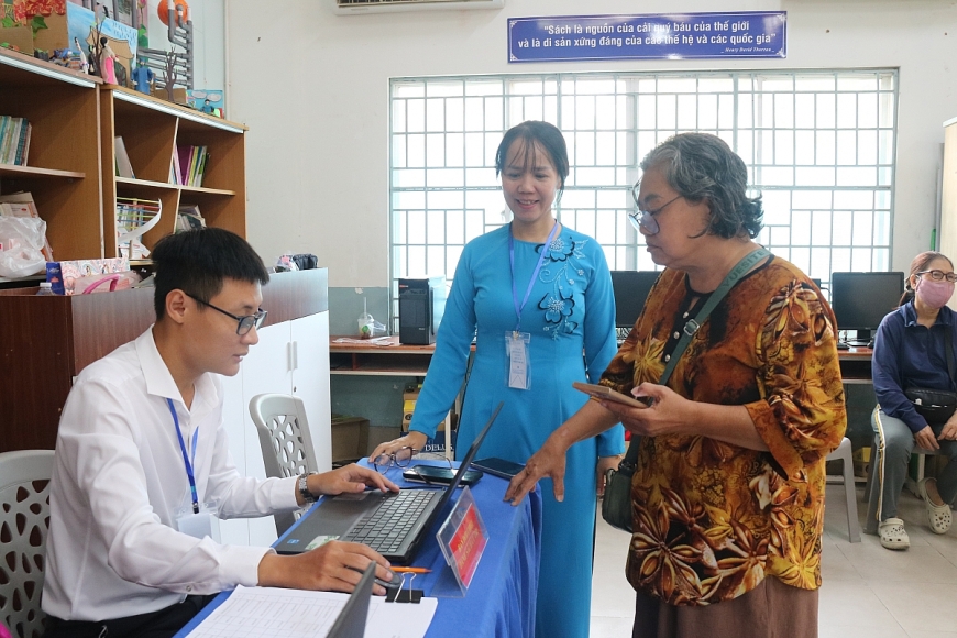 Phường Tân Hưng rộn ràng ngày hội bầu cử, người cao tuổi gương mẫu đi đầu