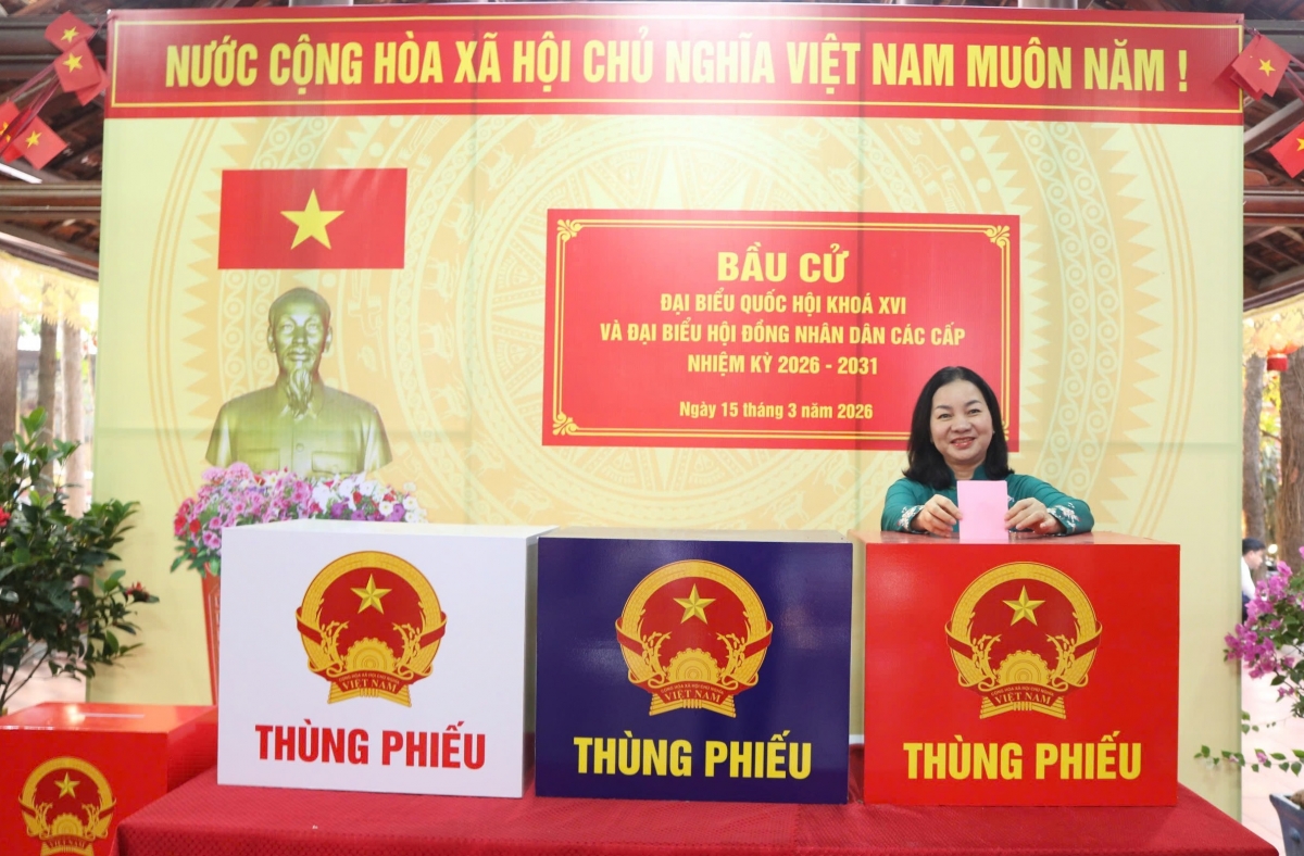 Cử tri phường Dĩ An phấn khởi tham gia ngày hội bầu cử