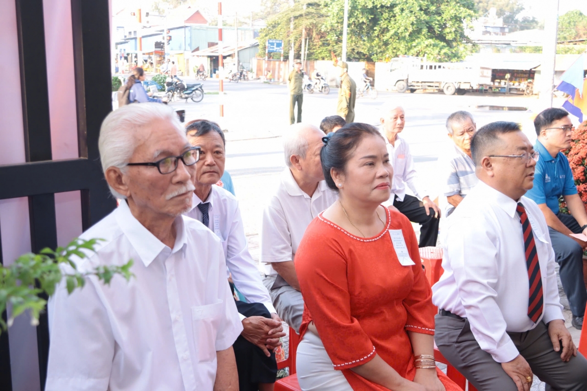 Đông đảo cử tri và đại biểu địa phương tham dự lễ khai mạc tại điểm bỏ phiếu phường Lái Thiêu.