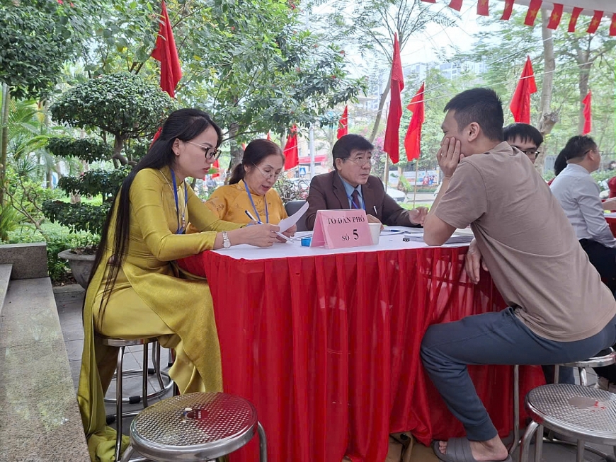 Ông Đinh Kim Mười, Tổ trưởng tổ dân phố số 5, hội viên Hội Người cao tuổi, thành viên Ban bầu cử khu vực bỏ phiếu số 2, phường Yên Sở. Ông Đinh Kim Mười, Tổ trưởng tổ dân phố số 5, hội viên Hội Người cao tuổi, thành viên Ban bầu cử khu vực bỏ phiếu số 2, phường Yên Sở.