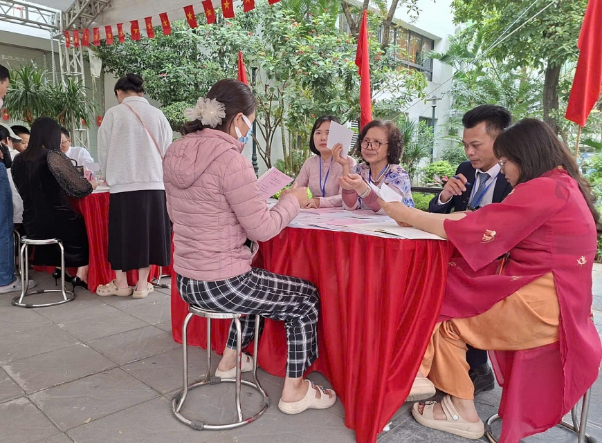 Bà Vũ Thúy Hòa, Tổ Phó tổ dân phố số 2, hội viên Hội Người cao tuổi, thành viên Ban bẩu cử khu vực bỏ phiếu số 2 của phường Yên Sở tham gia rất tích cực, nhiệt tình vào công tác bầu cử. Bà Vũ Thúy Hòa, Tổ Phó tổ dân phố số 2, hội viên Hội Người cao tuổi, thành viên Ban bẩu cử khu vực bỏ phiếu số 2 của phường Yên Sở tham gia rất tích cực, nhiệt tình vào công tác bầu cử.