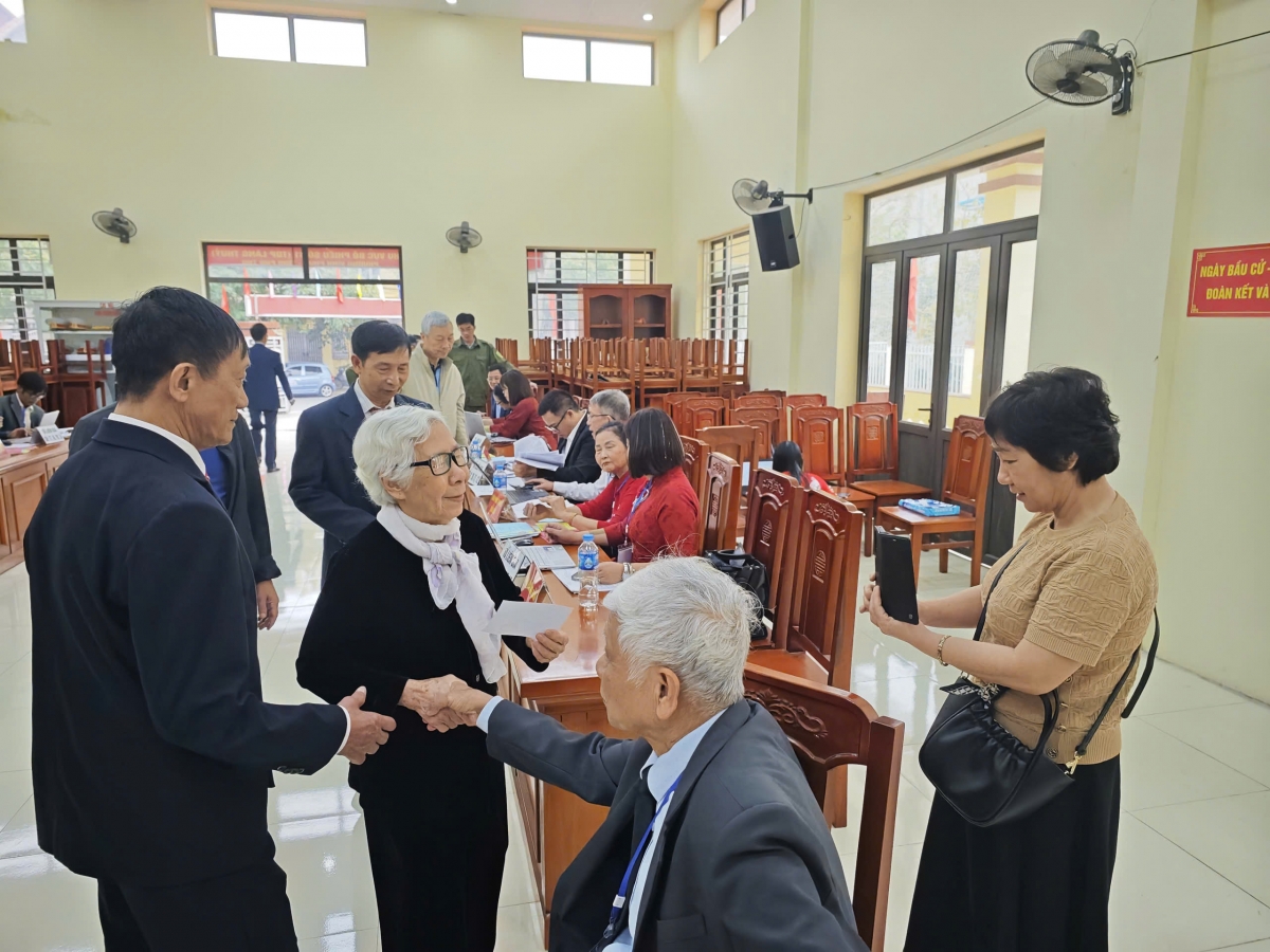 Người cao tuổi Phú Thọ hân hoan đi bầu cử, tỷ lệ cử tri đi bỏ phiếu đạt 99,91% Người cao tuổi Phú Thọ hân hoan đi bầu cử, tỷ lệ cử tri đi bỏ phiếu đạt 99,91%