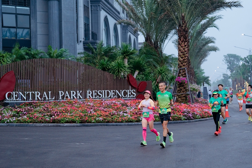 Cung đường chạy rợp sắc hoa tại Eco Central Park Marathon 2026