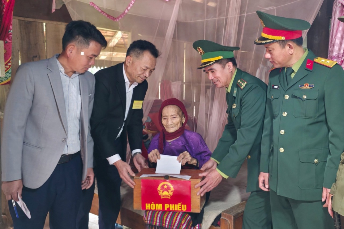 Hai cụ bà hơn 90 tuổi được mang thùng phiếu đến tận giường để thực hiện quyền cử tri