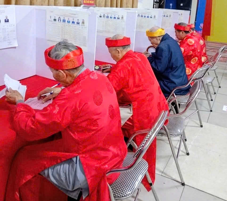 Các cụ cao niên của TP Hà Nội phấn khởi thực hiện quyền và nghĩa vụ công dân tại các điểm bỏ phiếu