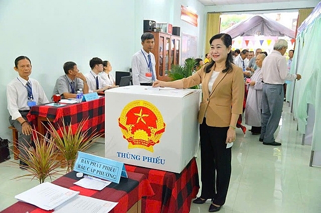 Bà Châu Thị Mỹ Phương, Phó Bí thư Tỉnh ủy, Chủ tịch HĐND tỉnh, Chủ tịch Ủy ban Bầu cử tỉnh Đồng Tháp, đã bỏ lá phiếu đầu tiên tại Tổ bầu cử số 22, khu phố 22, phường Đạo Thạnh. Bà Châu Thị Mỹ Phương, Phó Bí thư Tỉnh ủy, Chủ tịch HĐND tỉnh, Chủ tịch Ủy ban Bầu cử tỉnh Đồng Tháp, đã bỏ lá phiếu đầu tiên tại Tổ bầu cử số 22, khu phố 22, phường Đạo Thạnh.