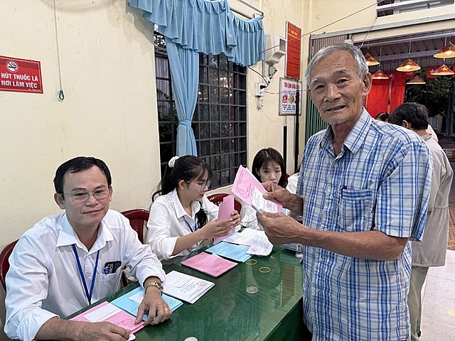 Nhiều cử tri người cao tuổi cũng tích cực tham gia bầu cử, góp phần tạo nên không khí trang trọng và ý nghĩa của ngày hội dân chủ. Nhiều cử tri người cao tuổi cũng tích cực tham gia bầu cử, góp phần tạo nên không khí trang trọng và ý nghĩa của ngày hội dân chủ.