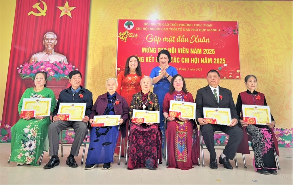 Lãnh đạo tổ dân phố trao Bằng mừng thọ và tặng quà NCT Lãnh đạo tổ dân phố trao Bằng mừng thọ và tặng quà NCT